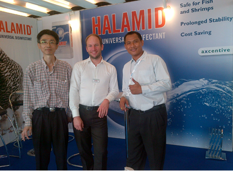 Arno Schut of Axcentive (centre) pictured with Jaroek Loylib & Charoenchai Limsuthiwanphum of Kaset Centre