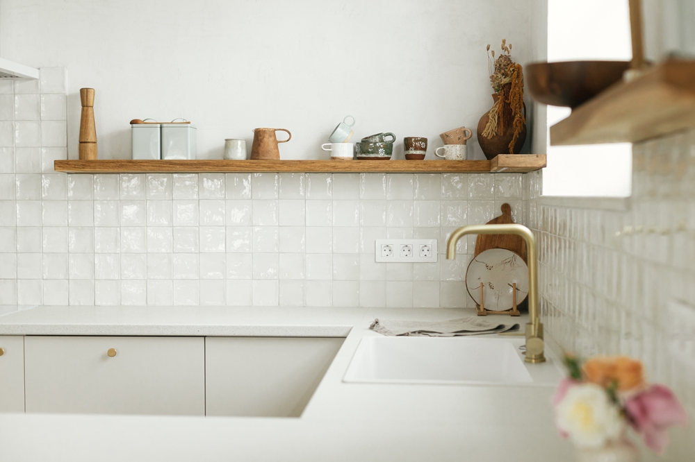 Modern,Minimal,Kitchen,Design.,Stylish,White,Kitchen,Cabinets,With,Brass