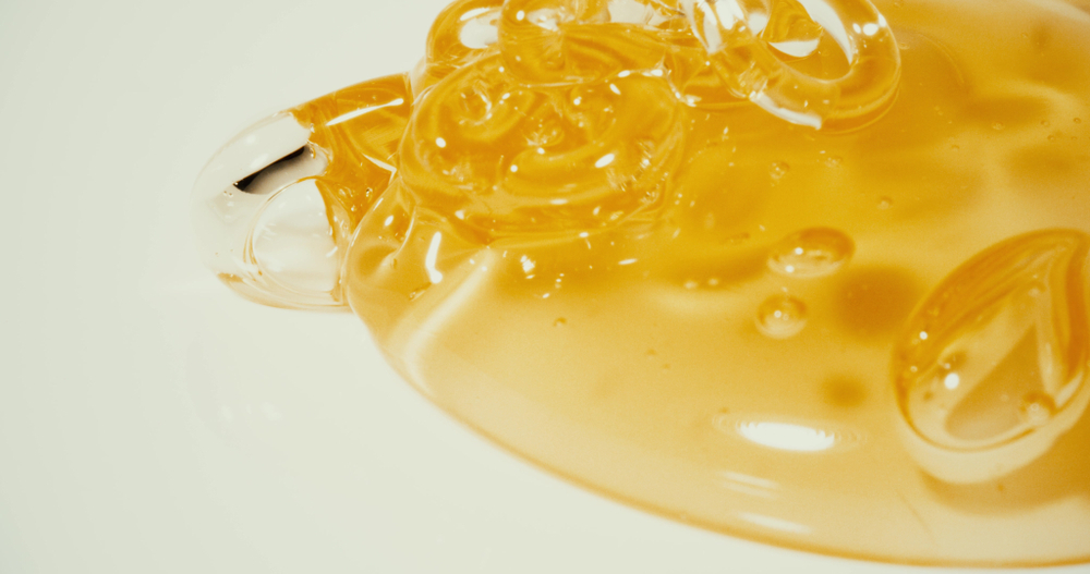 Pouring,Golden,Honey,On,The,Plate,,Close-up,Shot