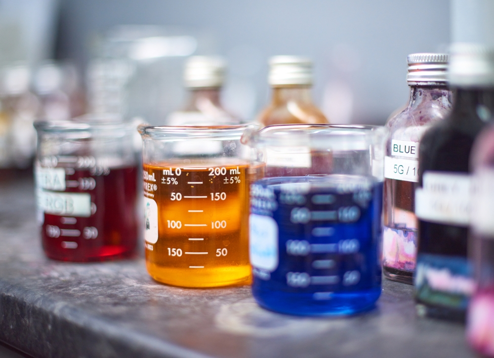 Kent,,Uk,,01.01.2023,Pyrex,Chemical,Dye,Equipment,And,Beakers,In